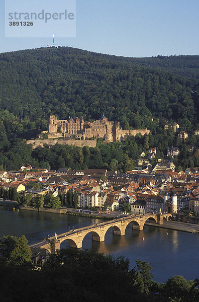 Blick vom Philosophenweg auf Heidelberg  Alte Brücke  Schloss  Neckar  Baden-Württemberg  Deutschland  Europa