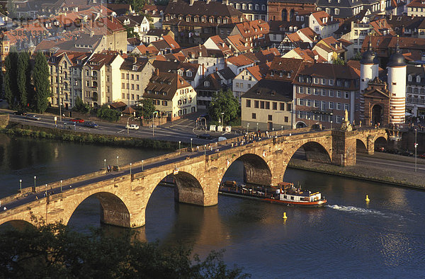 Blick vom Philosophenweg auf Heidelberg  Alte Brücke  Neckar  Frachtschiff  Baden-Württemberg  Deutschland  Europa