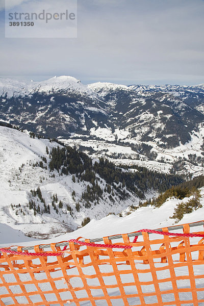 Blick vom Fellhorn nach Riezlern im Kleinwalsertal  Kleines Walsertal  Panorama  Alpen  Winter  Schnee  Vorarlberg  Österreich