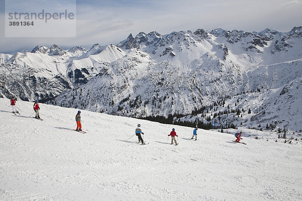 Kinderskischule am Fellhorn  Skigebiet  Winter  Schnee  Oberstdorf  Allgäuer Alpen  Allgäu  Bayern  Deutschland  Europa