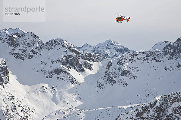 Luftrettung mit Hubschrauber am Fellhorn  Skiunfall  Winter  Schnee  Oberstdorf  Allgäuer Alpen  Allgäu  Bayern  Deutschland  Europa