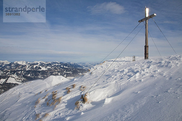 Gipfelkreuz am Fellhorn  Panorama  Winter  schneebedeckte Gipfel  Oberstdorf  Allgäuer Alpen  Allgäu  Bayern  Deutschland  Europa