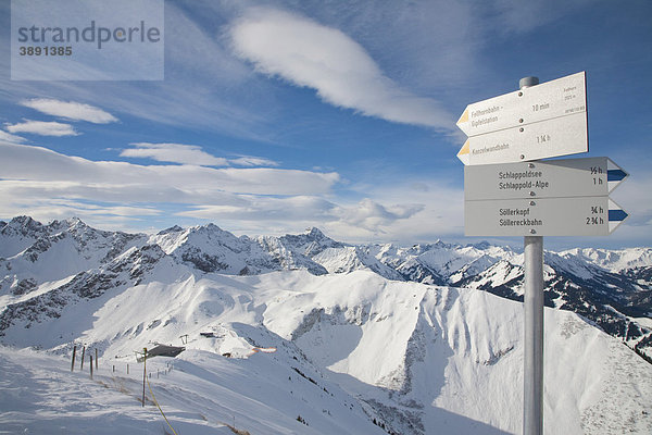 Wegweiser auf dem Fellhorn  Panorama  Winter  schneebedeckte Gipfel  Oberstdorf  Allgäuer Alpen  Allgäu  Bayern  Deutschland  Europa