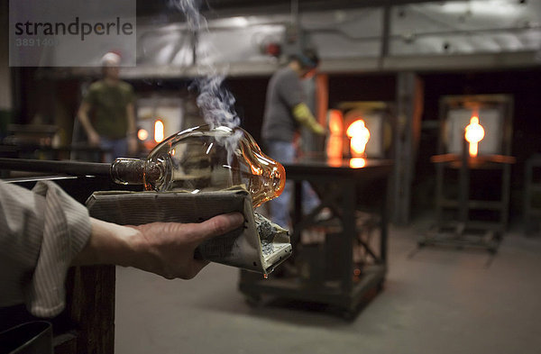 Ein Schüler formt Glas  Unterricht am Michigan Hot Glass Workshop  Detroit  Michigan  USA