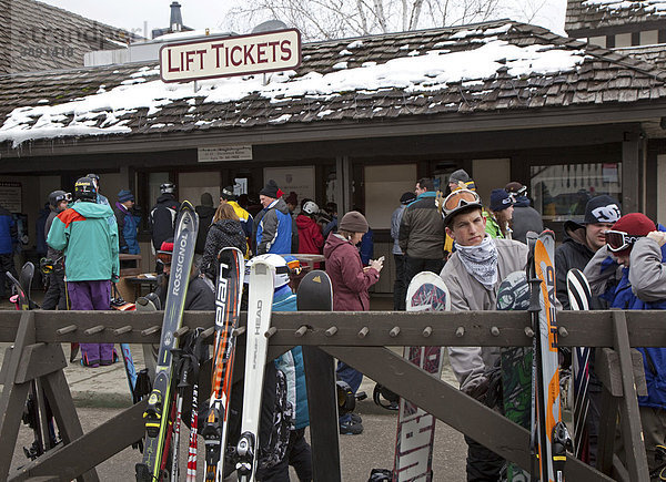 Skifahrer und Snowboarder kaufen Liftkarten im Skiort Boyne Mountain  Boyne Falls  Michigan  USA