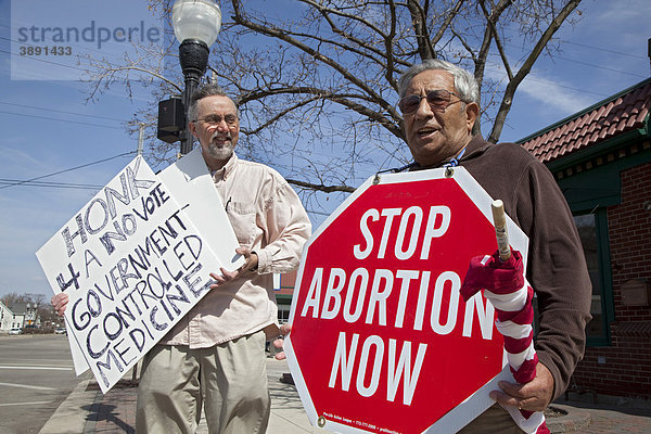 Abtreibungsgegner demonstrieren vor dem Büro des Kongressabgeordneten John Conyers  und drängen er solle gegen die Gesundheitsreform stimmen  Trenton  Michigan  USA
