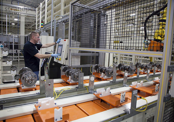 Arbeiter programmiert Roboter im Käfig  Chrysler Trenton South Motorenwerk  Produktionsort des neuen Pentastar V-6 Motors  Trenton  Michigan  USA