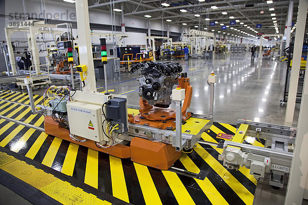 Motor wird auf einer automatisierten Transport-Plattform bewegt  Chrysler Trenton Motorenwerke  Produktionsort des neuen Pentastar V-6 Motors  Trenton  Michigan  USA