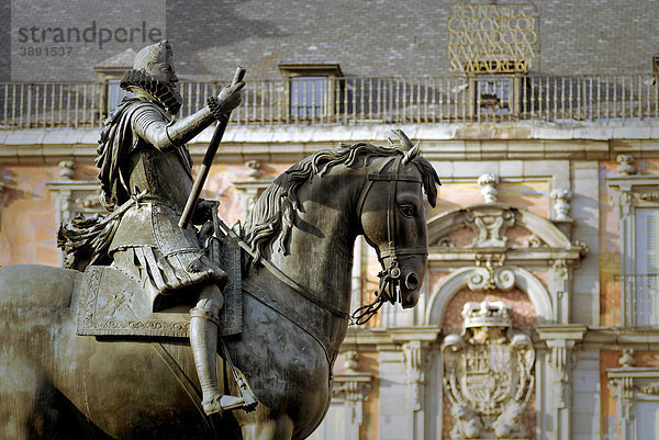 Skulptur von Felipe III  Plaza Mayor  dahinter Casa de la Panaderia  Madrid  Spanien  Europa