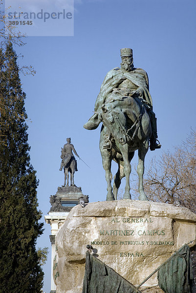 General Martinez Campos Denkmal und dahinter das Alfonso XII Denkmal  Retiro Park  Jardines del Buen Reitro  Madrid  Spanien  Europa