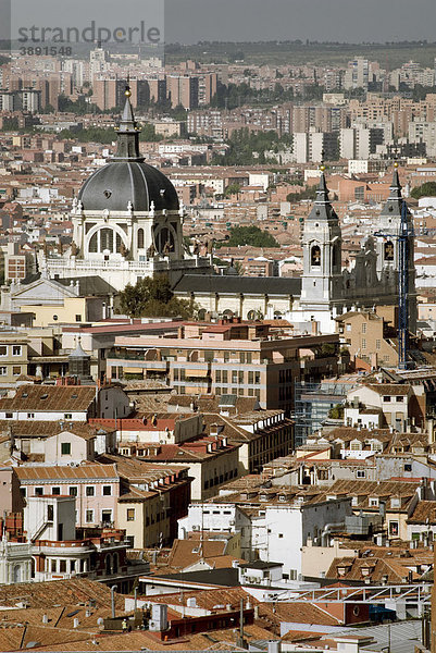 La Almudena Kathedrale zwischen Dächern  Madrid  Spanien  Europa