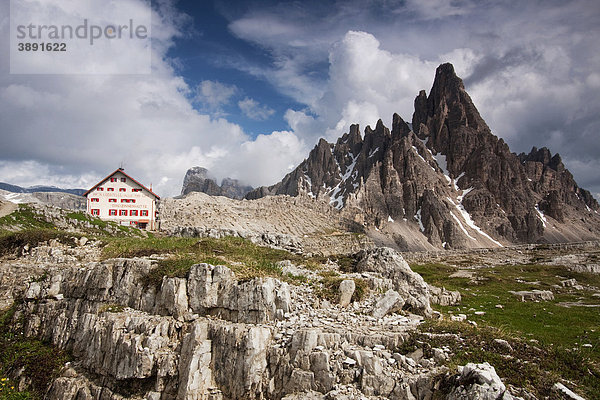 Paternkofel mit Drei Zinnen Hütte  Südtirol  Italien  Europa
