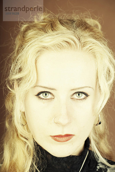 Frau  Gothic  blond  Gesicht