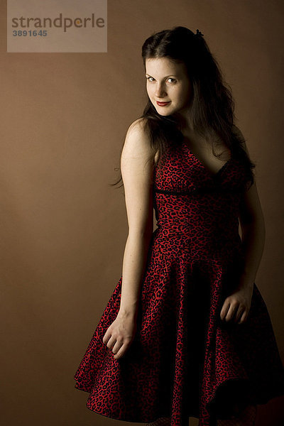 Frau  jung  dunkelhaarig  Kleid  rot