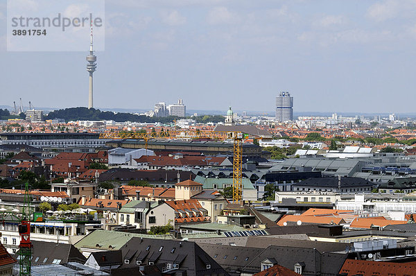 Blick vom Alten Peter  Olympiaturm und BMW-Turm  München  Bayern  Deutschland  Europa