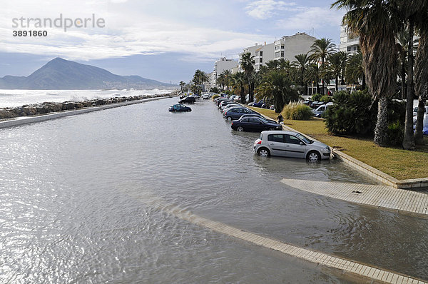 Sturmflut  Überschwemmung  Autos  Parkplatz  Altea  Provinz Alicante  Costa Blanca  Spanien  Europa