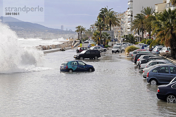 Wellen  Sturmflut  Überschwemmung  Autos  Parkplatz  Altea  Provinz Alicante  Costa Blanca  Spanien  Europa