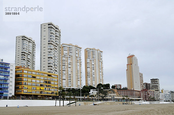 Wolkig  grau  schlechtes Wetter  Uferpromenade  Hochhäuser  Playa de Poniente  Poniente  Strand  Benidorm  Costa Blanca  Provinz Alicante  Spanien  Europa
