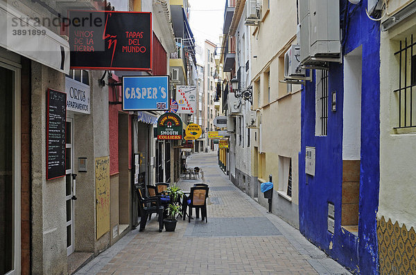 Kleine Gasse  Bars  Geschäfte  Benidorm  Costa Blanca  Provinz Alicante  Spanien  Europa