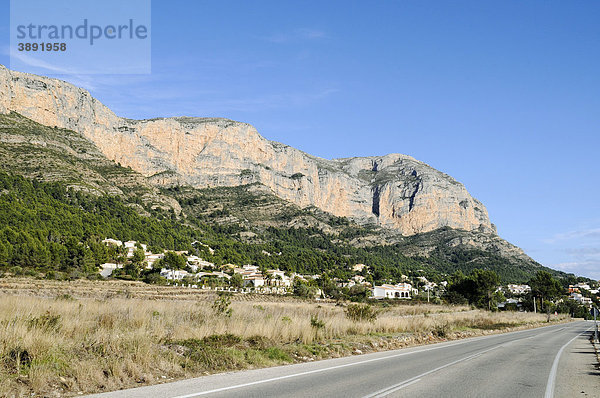 Straße  Häuser  Wohnsiedlung  Berg Montgo  Naturschutzgebiet  Javea  Costa Blanca  Provinz Alicante  Spanien  Europa