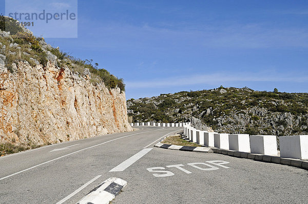 Stop  Straßenmarkierung  Landstraße  Bergstraße  Kurven  Serpentinen  Berge  Landschaft  Marina Alta Region  Costa Blanca  Provinz Alicante  Spanien  Europa