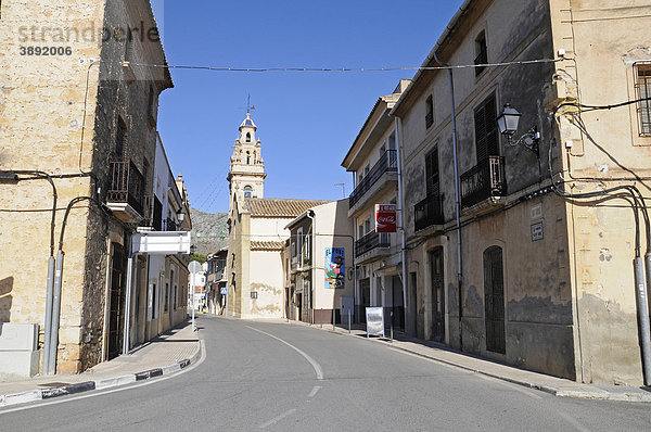 Straße  Durchfahrt  Kirche  Beniarbeig  Dorf  Marina Alta Region  Costa Blanca  Provinz Alicante  Spanien  Europa