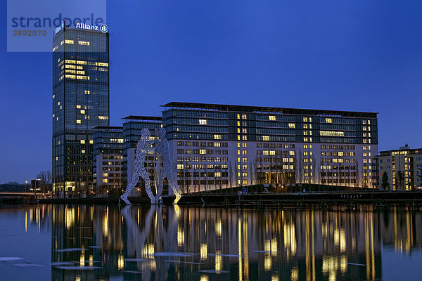 Allianz Tower an der Spree  mit dem Denkmal Molecule Man des amerikanischen Künstlers Jonathan Borofsky  Berlin  Deutschland  Europa