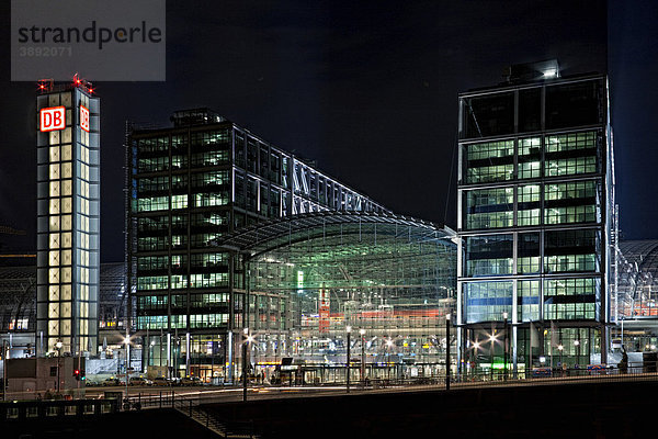 Der beleuchtete Berliner Hauptbahnhof in Berlin Mitte  Deutschland  Europa
