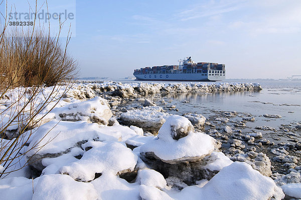 Ein Containerschiff fährt auf der winterlichen Elbe bei Blankenese  Hamburg  Deutschland  Europa