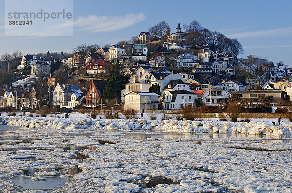 Winterlicher Elbstrand und Süllberg in Blankenese  Hamburg  Deutschland  Europa