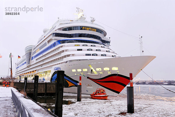 Kreuzfahrtschiff AIDAblu beim Erstanlauf am Kreuzfahrtterminal Hamburg Cruise Center  Deutschland  Europa