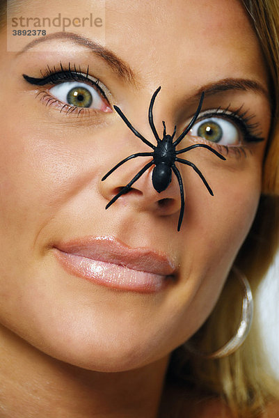 Frau mit Spinne auf der Nase  Spinnenphobie