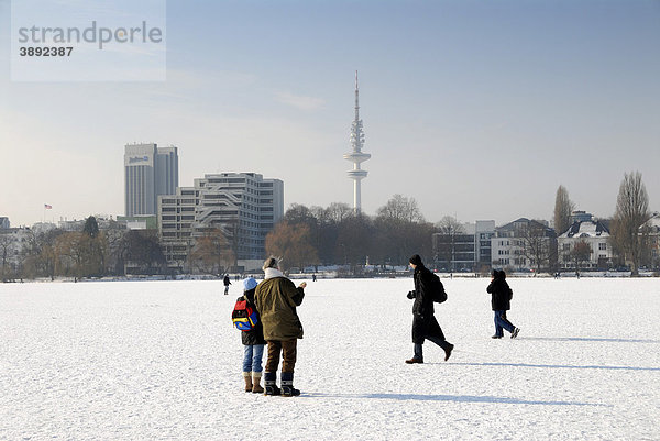 Menschen auf der zugefrorenen Außenalster in Hamburg  Deutschland  Europa