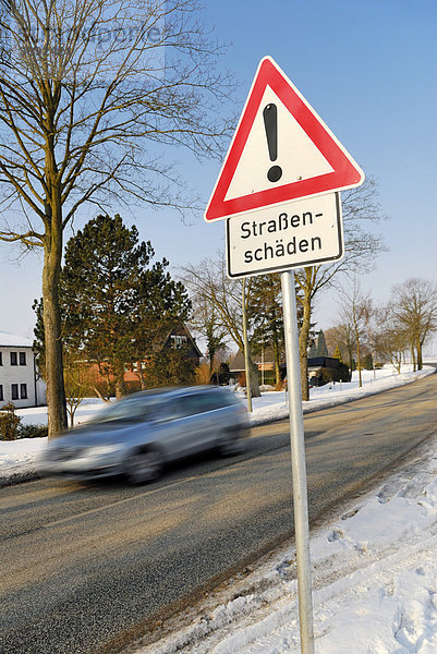 Harter Winter  Verkehrsschild Straßenschäden