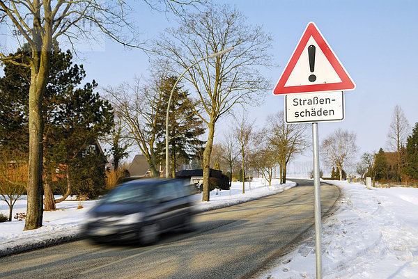 Harter Winter  Warnschild Straßenschäden