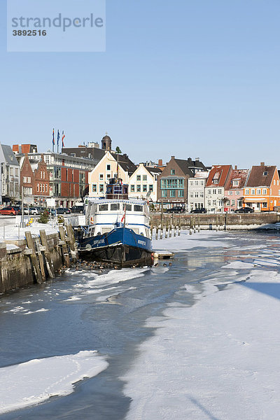 Der zugefrorene Binnenhafen  Husum  Nordsee  Nordfriesland  Schleswig Holstein  Norddeutschland  Europa