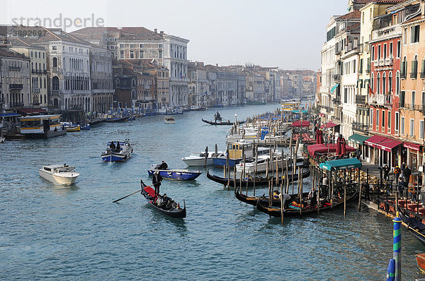 Canal Grande von der Rialto Brücke aus  Venedig  Venetien  Italien  Europa