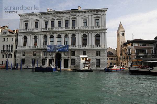 Palazzo Grassi bei Hochwasser  Canal Grande  Venedig  Venetien  Italien  Europa