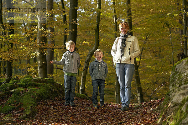 Frau mit Kindern im Wald  St. Margarethen  Reifnitz  Pyramidenkogel  Kärnten  Österreich  Europa