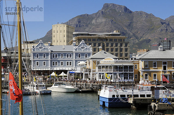 Blick auf Quay 4  V & A Waterfront und Tafelberg  Kapstadt  Westkap  Südafrika  Afrika