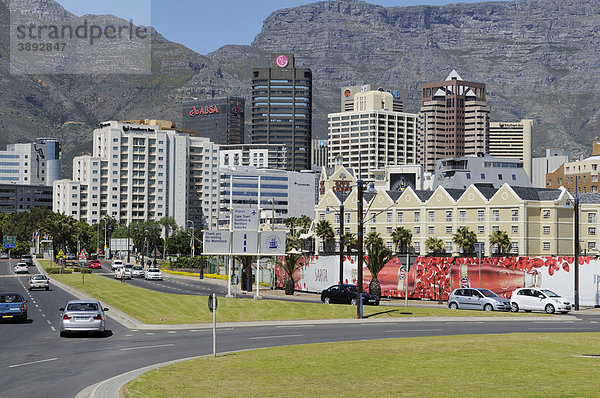 Hochhäuser im Stadtzentrum von Kapstadt vor dem Tafelberg  Foreshore  Kapstadt  Westkap  Südafrika  Afrika