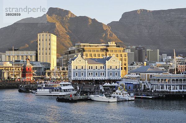 Blick auf Quay 4  V & A Waterfront und Tafelberg  Kapstadt  Südafrika  Afrika