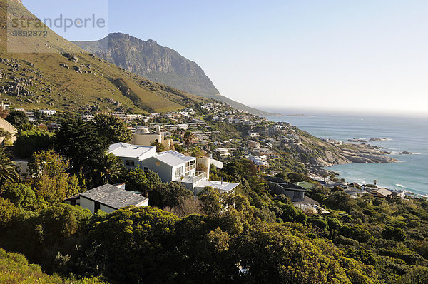 Häuser in der Bucht von Llandudno  Kapstadt  Südafrika  Afrika