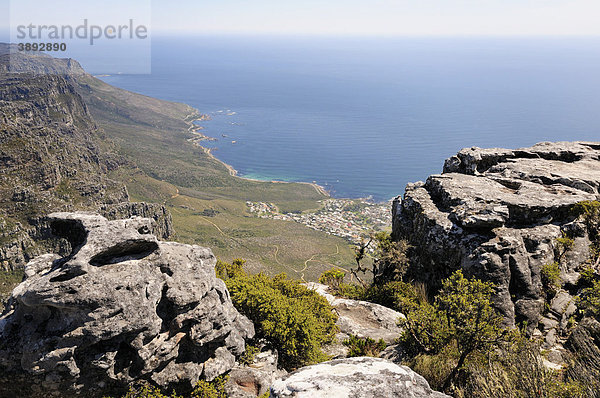 Blick vom Tafelberg in Richtung Kap der Guten Hoffnung und auf Camps Bay  Kapstadt  Westkap  Südafrika  Afrika