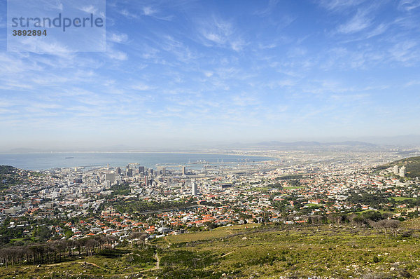 Blick von der Talstation der Tafelberg-Seilbahn auf Kapstadt  Westkap  Südafrika  Afrika