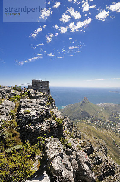 Bergstation der Tafelberg-Seilbahn  Blick vom Tafelberg auf den Lion's Head  Kapstadt  Westkap  Südafrika  Afrika