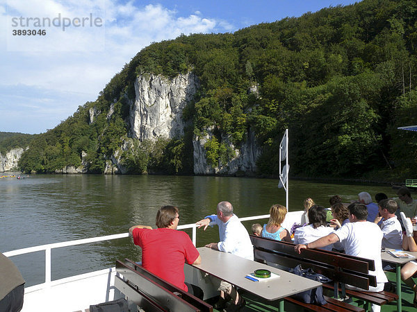 Menschen an Deck des Passagierschiffs  Donaudurchbruch bei Weltenburg  Naturpark Altmühltal  Bayern  Deutschland  Europa