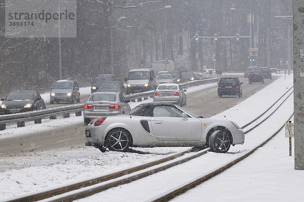Schnee in Stuttgart  ein Auto ist auf die S-Bahn-Gleise gerutscht  Stuttgart  Baden-Württemberg  Deutschland  Europa