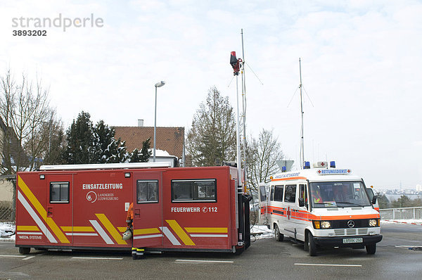 Die Einsatzleitstelle von Feuerwehr und Rettungsdienst bei Löscharbeiten  Asperg  Baden-Württemberg  Deutschland  Europa