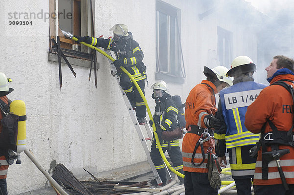 Die Feuerwehr bei Löscharbeiten an einem ausgebrannten Möbellager  Asperg  Baden-Württemberg  Deutschland  Europa